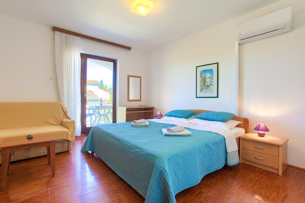 Apartments Vlatko Krk Town Bagian luar foto