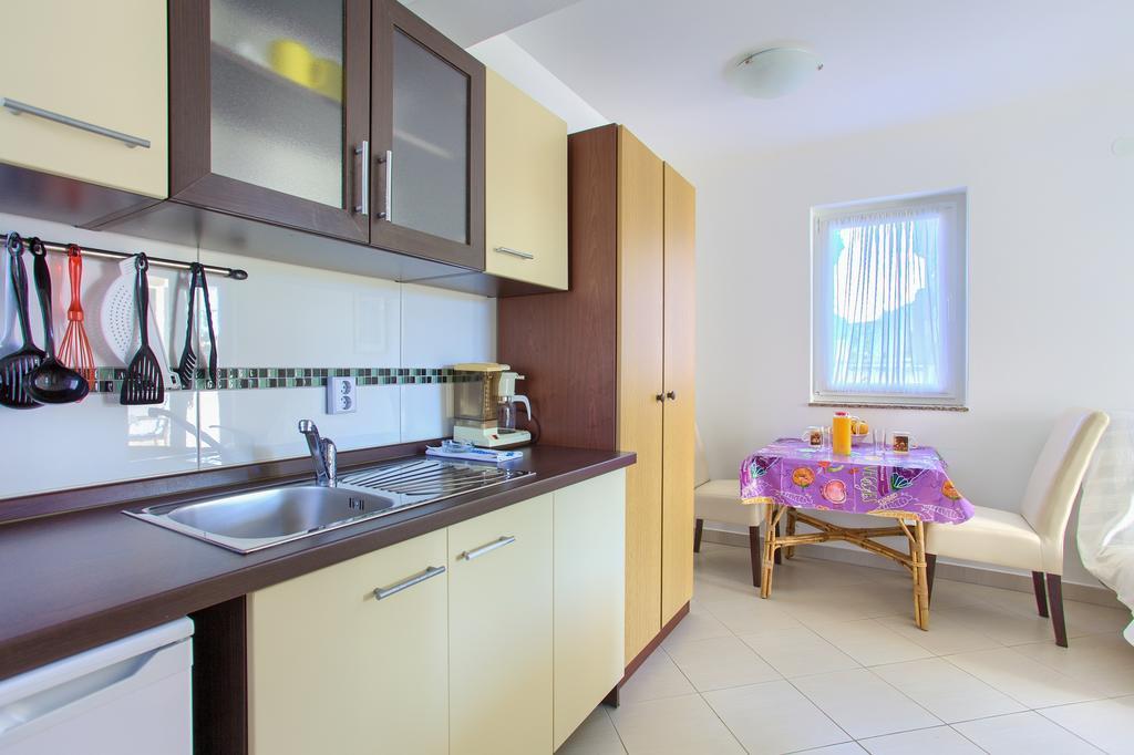 Apartments Vlatko Krk Town Bagian luar foto