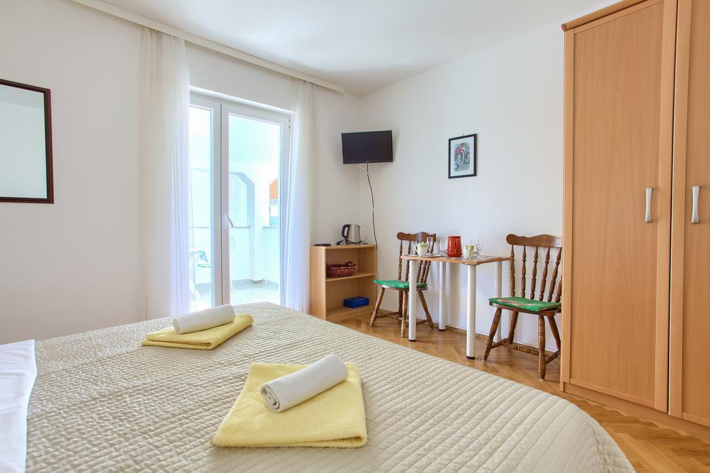 Apartments Vlatko Krk Town Bagian luar foto