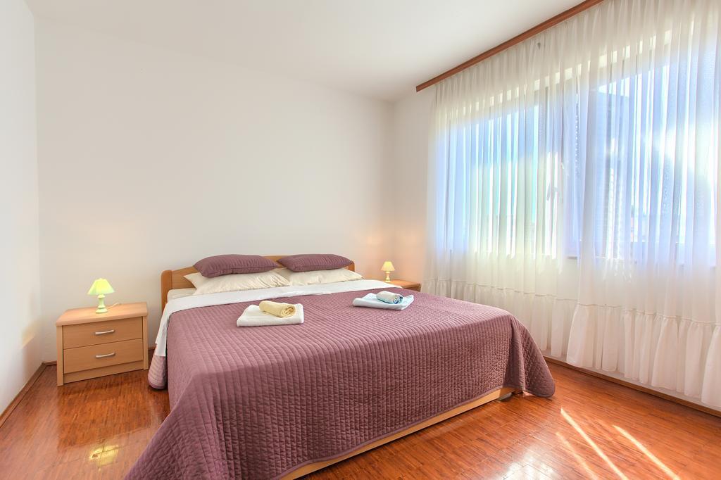 Apartments Vlatko Krk Town Bagian luar foto