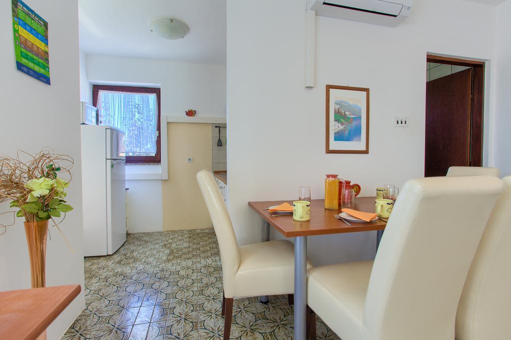 Apartments Vlatko Krk Town Bagian luar foto