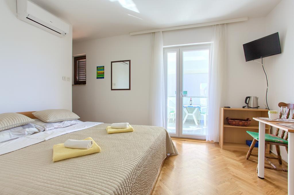 Apartments Vlatko Krk Town Bagian luar foto