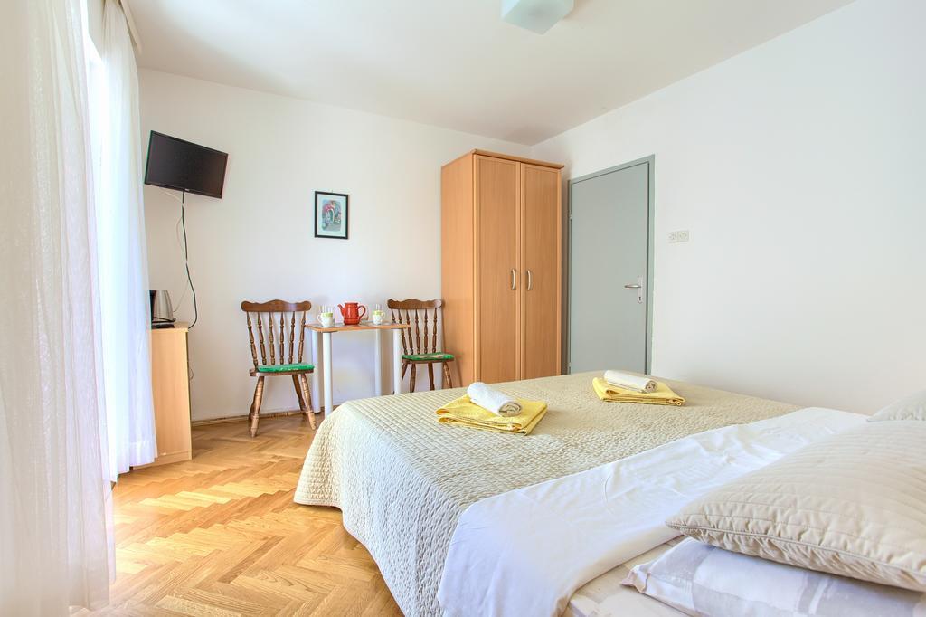 Apartments Vlatko Krk Town Bagian luar foto