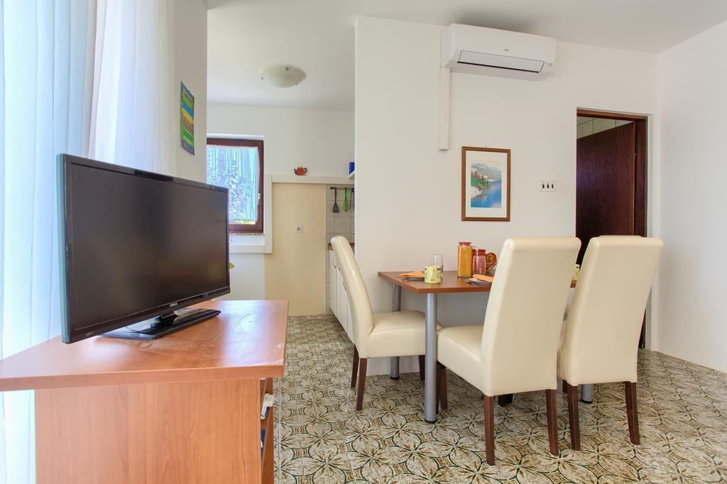 Apartments Vlatko Krk Town Bagian luar foto