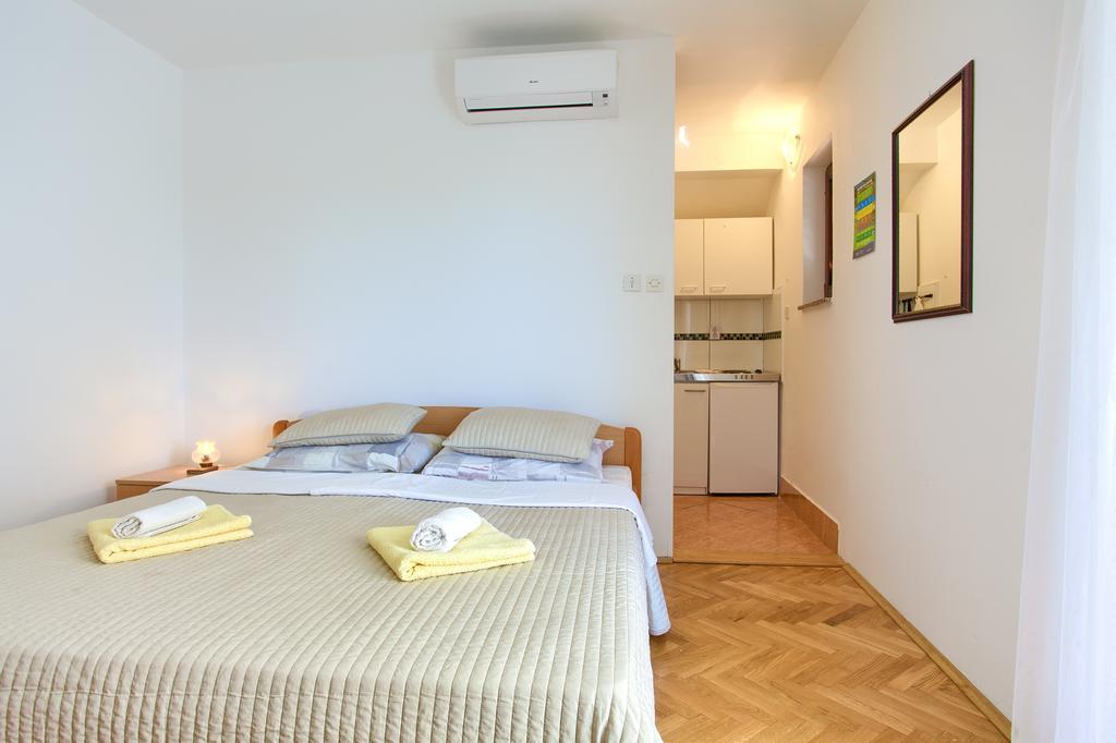 Apartments Vlatko Krk Town Bagian luar foto
