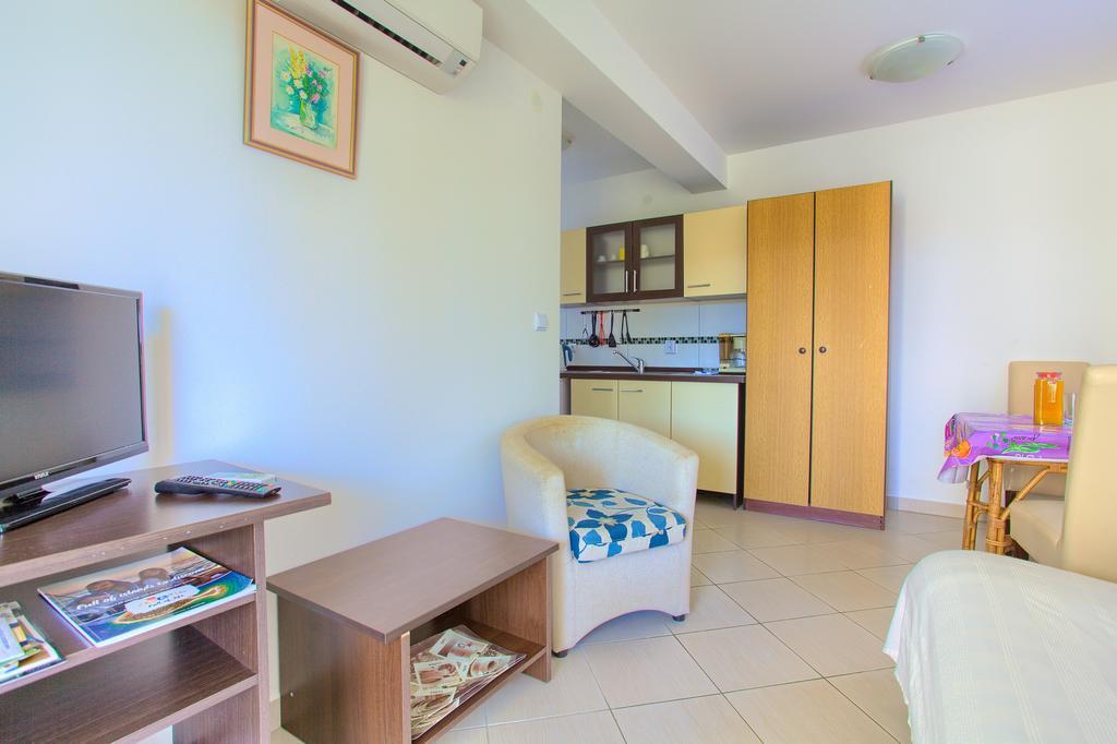 Apartments Vlatko Krk Town Bagian luar foto
